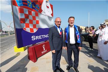 SP KATAR: Jandroković i Radman posjetili hrvatske nogometaše u Dohi