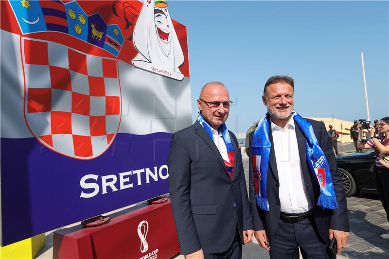 SP KATAR: Jandroković i Radman posjetili hrvatske nogometaše u Dohi