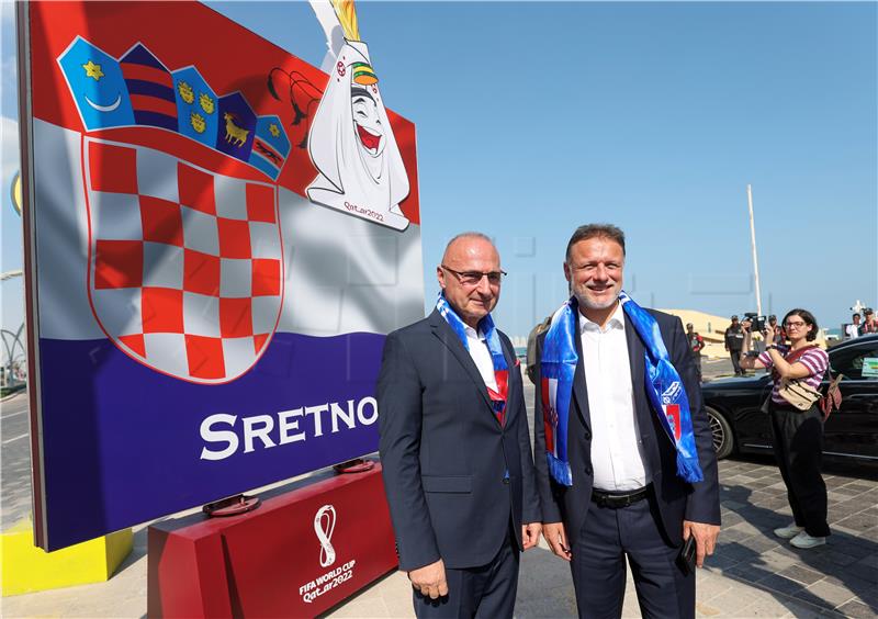 SP KATAR: Jandroković i Radman posjetili hrvatske nogometaše u Dohi