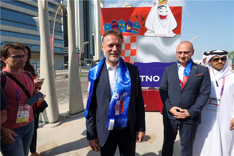 SP KATAR: Jandroković i Radman posjetili hrvatske nogometaše u Dohi