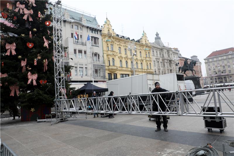 Na Trgu bana Jelačića pripreme za gledanje polufinalne utakmice