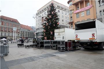 Na Trgu bana Jelačića pripreme za gledanje polufinalne utakmice