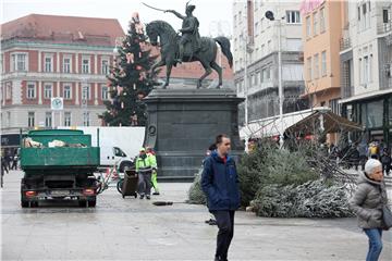 Na Trgu bana Jelačića pripreme za gledanje polufinalne utakmice