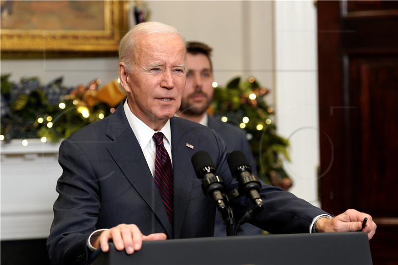 Amerika ima "moralnu obvezu" bolje regulirati vatreno oružje - Biden