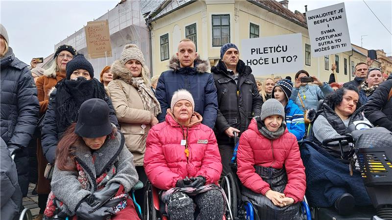 Prosvjed osoba s invaliditetom i obitelji djece s teškoćama u razvoju