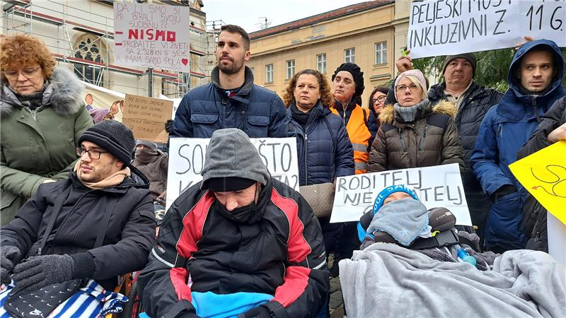 Prosvjed osoba s invaliditetom i obitelji djece s teškoćama u razvoju