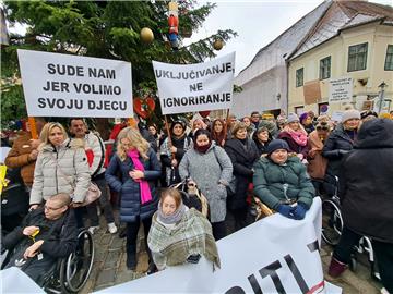 Prosvjed osoba s invaliditetom i obitelji djece s teškoćama u razvoju