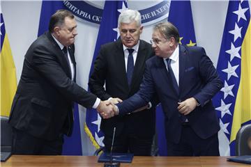 BiH: Čović, Nikšić i Dodik potpisali koalicijski sporazum, nova vlast na pomolu