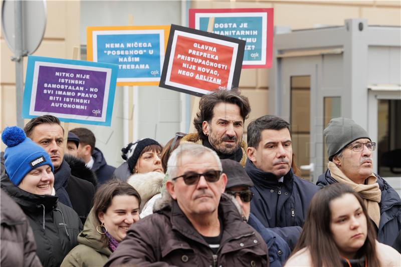 Prosvjed osoba s invaliditetom i obitelji djece s teškoćama u razvoju