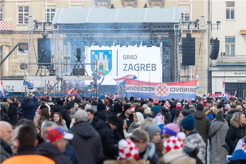 Navijači se skupljaju na glavnom zagrebačkom trgu