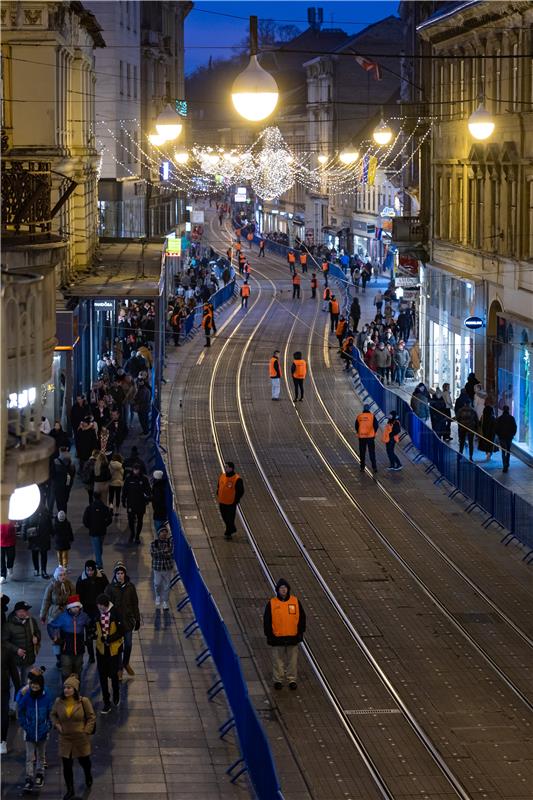 Navijači se skupljaju na glavnom zagrebačkom trgu