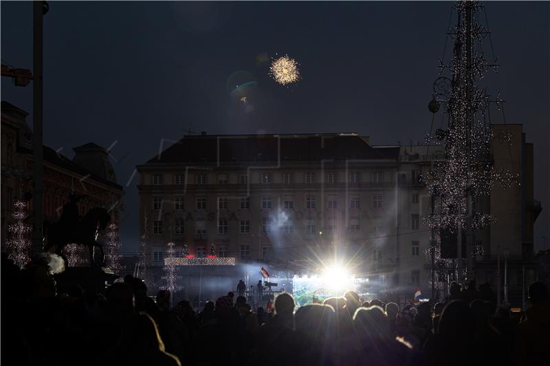 Navijači se skupljaju na glavnom zagrebačkom trgu