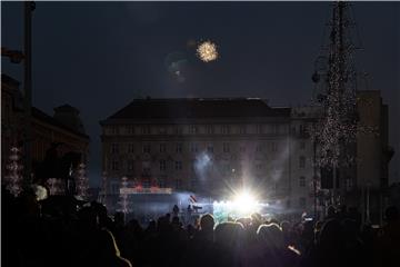 Navijači se skupljaju na glavnom zagrebačkom trgu