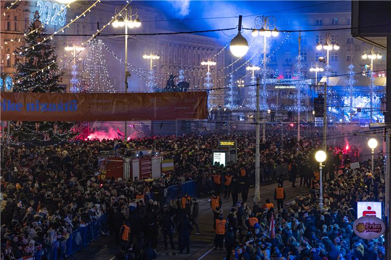 Navijači se skupljaju na glavnom zagrebačkom trgu