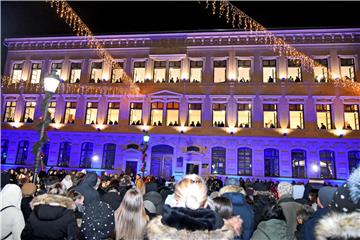 Vinkovci: Tradicionalni božićni koncert s gimnazijskih prozora