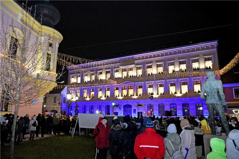 Vinkovci: Veliki božićni koncert na gimnazijskim prozorima