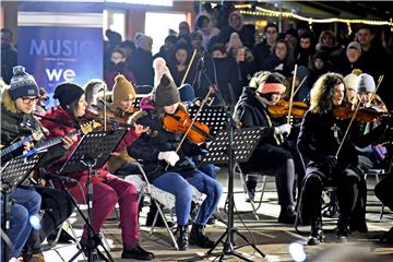 Vinkovci: Veliki božićni koncert na gimnazijskim prozorima