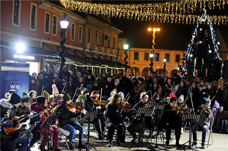 Vinkovci: Veliki božićni koncert na gimnazijskim prozorima