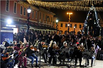 Vinkovci: Veliki božićni koncert na gimnazijskim prozorima