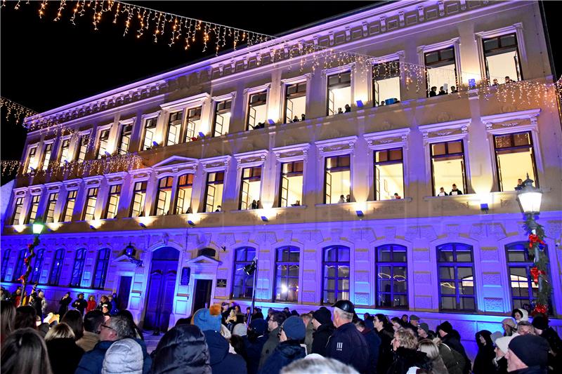 Vinkovci: Veliki božićni koncert na gimnazijskim prozorima