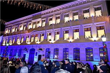 Vinkovci: Veliki božićni koncert na gimnazijskim prozorima