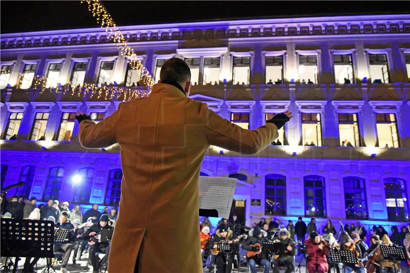 Vinkovci: Veliki božićni koncert na gimnazijskim prozorima