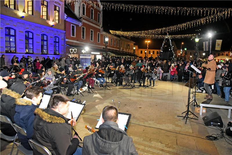 Vinkovci: Veliki božićni koncert na gimnazijskim prozorima