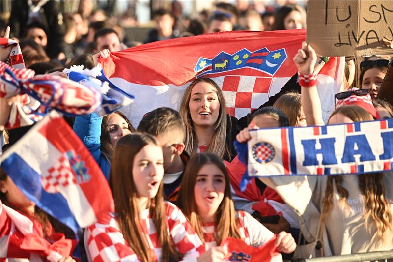 Atmosfera na splitskoj rivi uoči dočeka šestorice  hrvatskih reprezentativaca 