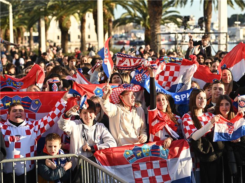 Atmosfera na splitskoj rivi uoči dočeka šestorice  hrvatskih reprezentativaca 