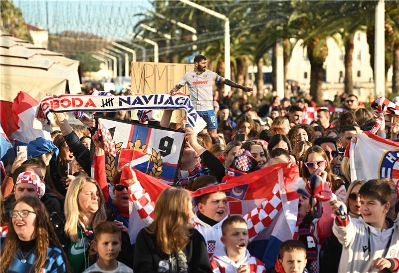 Atmosfera na splitskoj rivi uoči dočeka šestorice  hrvatskih reprezentativaca 