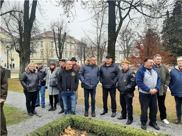 Na spomenik bjelovarskim braniteljima uklesano ime Siniše Paunovića