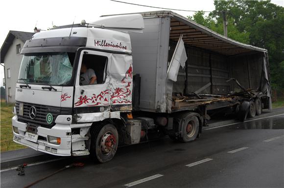 Pretjecao dva tegljača i izazvao lančani sudar pet vozila, četvero je ozlijeđeno