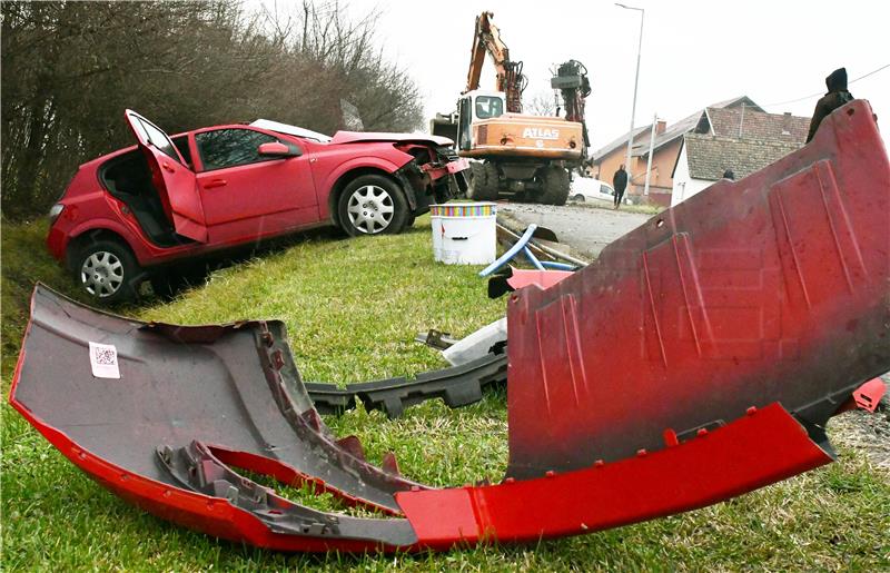 Zbog sudara automobila i kamiona više sati zatvorena cesta prema Vrpolju