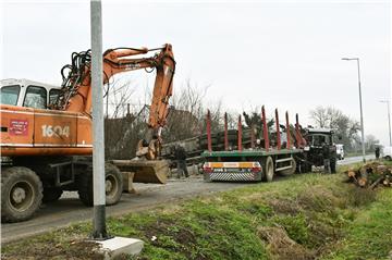 Zbog sudara automobila i kamiona više sati zatvorena cesta prema Vrpolju