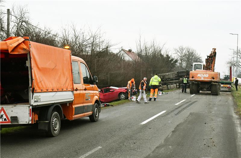 Zbog sudara automobila i kamiona više sati zatvorena cesta prema Vrpolju