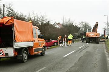 Zbog sudara automobila i kamiona više sati zatvorena cesta prema Vrpolju