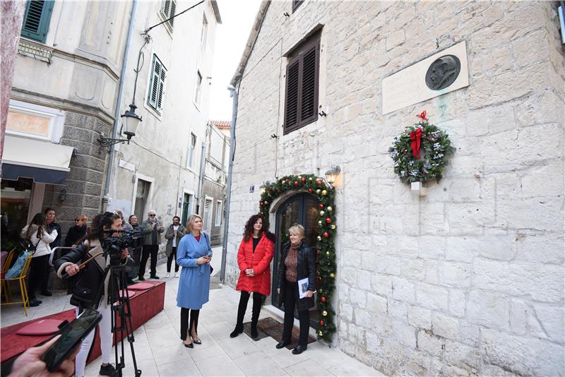 Split: Na rodnoj kući Emanuela Vidovića postavljen vijenac