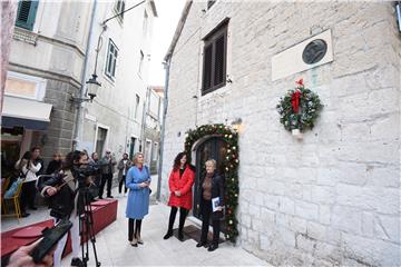 Split: Na rodnoj kući Emanuela Vidovića postavljen vijenac