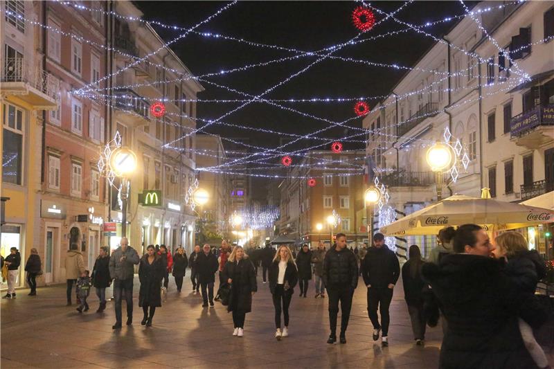 Rijeka: Nakon božićnog blagovanja građani pohrlili na Korzo