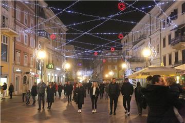 Rijeka: Nakon božićnog blagovanja građani pohrlili na Korzo