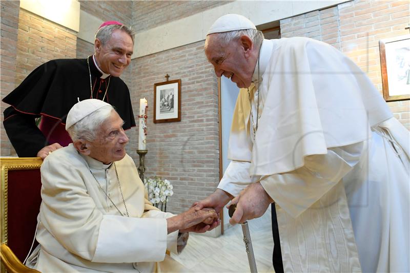 Papa Franjo: bivši papa Benedikt 'jako je bolestan'