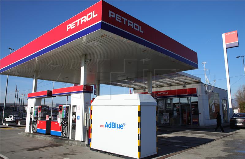 Petrol zatvorio pumpe od 12 do 13 sati