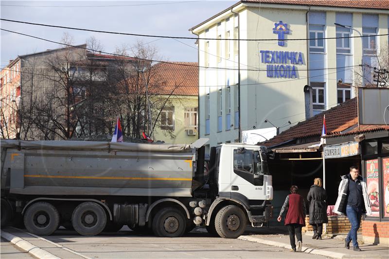 KFOR poziva Srbe da ubrzaju uklanjanje barikada na sjeveru Kosova