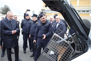 Primopredaja specijalnih policijskih vozila za prijevoz službenih pasa.