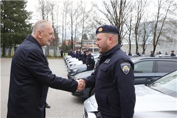 Primopredaja specijalnih policijskih vozila za prijevoz službenih pasa.