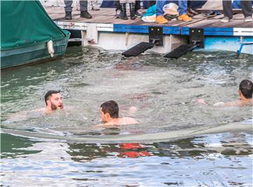 U Osijeku nastavljena tradicija kupanja u hladnoj Dravi na Silvestrovo