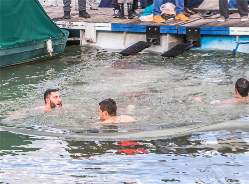 2022 seen off at joyful celebrations in Croatian towns, New Year Eve swims held