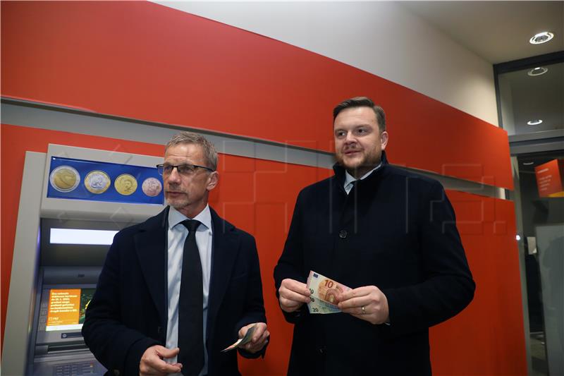 Vujčić i Primorac podigli prve eure na bankomatu