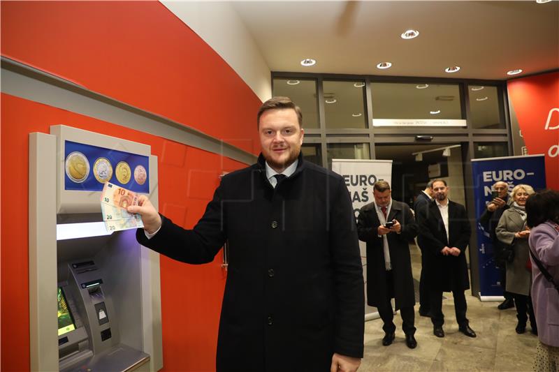 Vujčić i Primorac podigli prve eure na bankomatu