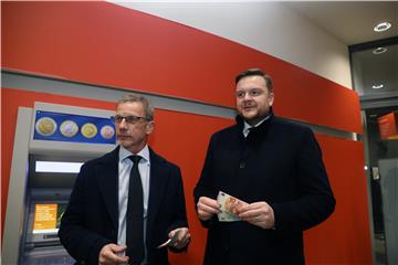 HNB governor, finmin first to withdraw euros from ATMs in Zagreb